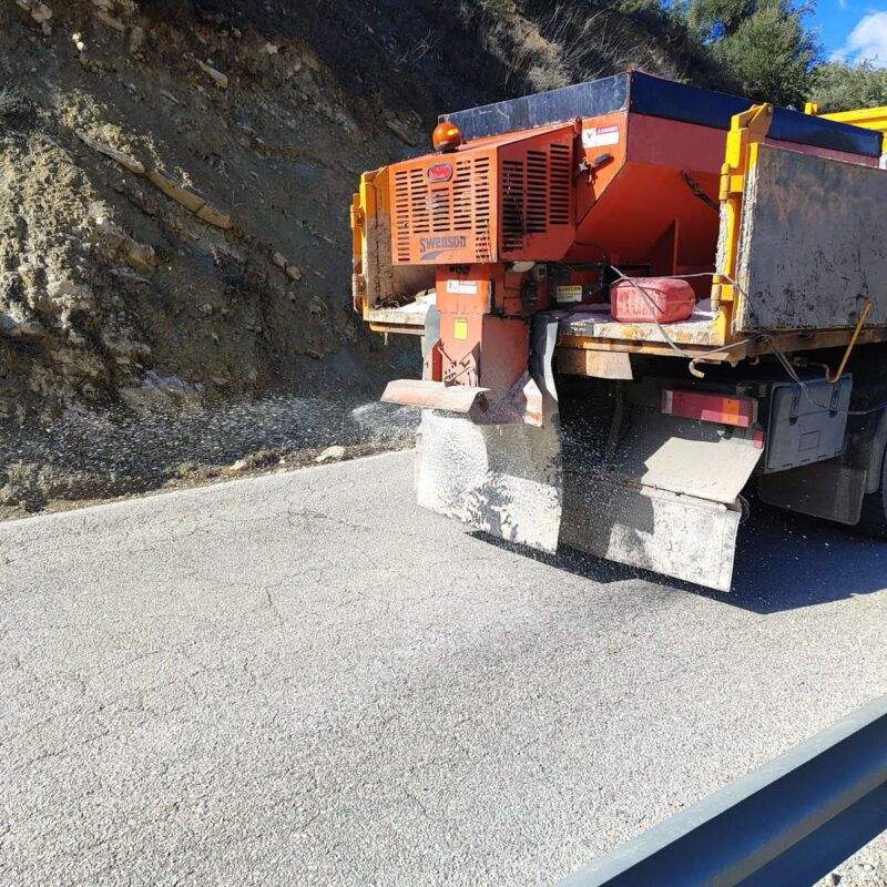 Collosa interviene en varias carreteras de Priego de Córdoba afectadas por el temporal