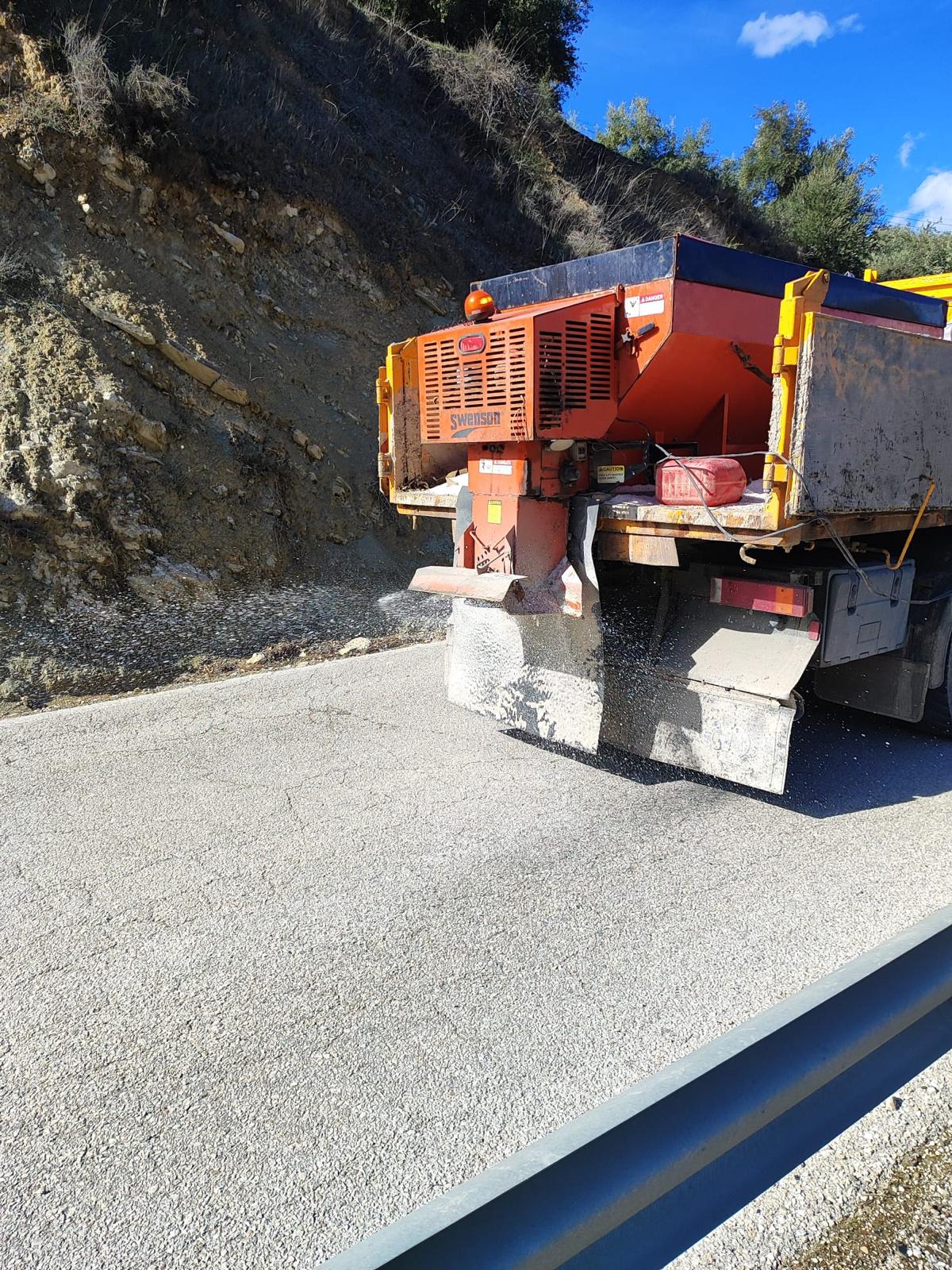 Collosa interviene en varias carreteras de Priego de Córdoba afectadas por el temporal